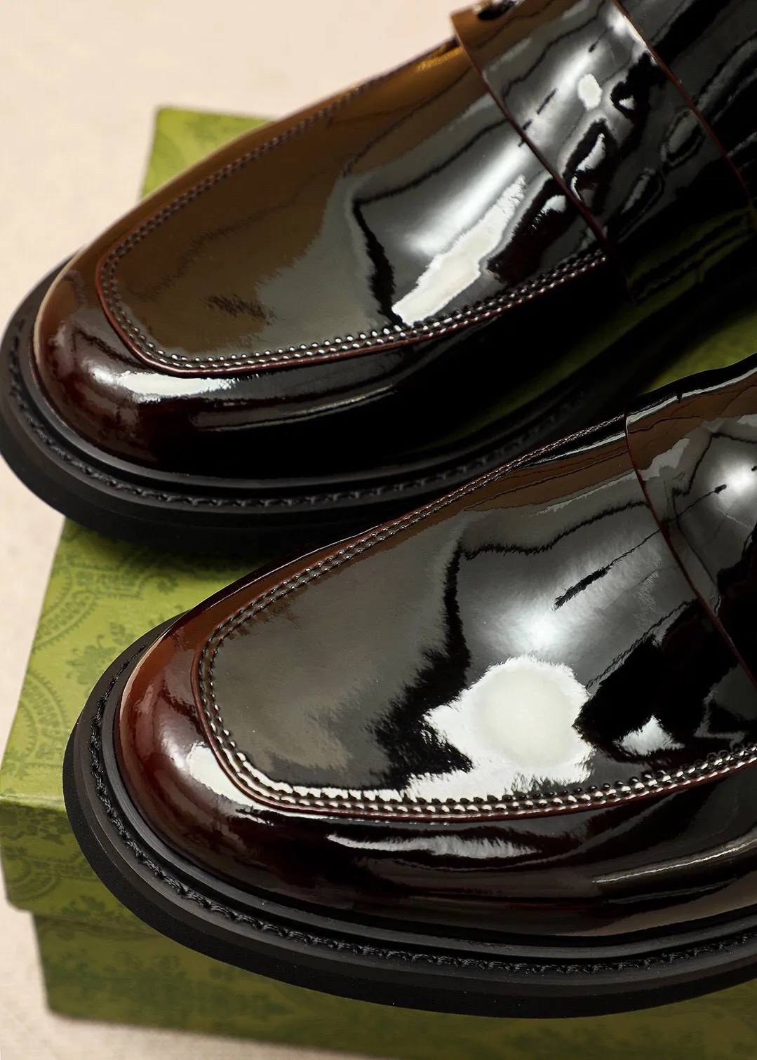Men's shoes 💰560 💐 Product trademark: GUCCI "Gucci" casual leather shoes Regular size: 38-44 (45🉑️customized) Product materials: Selected imported first-layer open-edge beaded calfskin upper + classic hardware buckle, imported water-dyed cowhide leather lining. Strong three-dimensional visual effect, rubber outsole Color: 2⃣️colors available